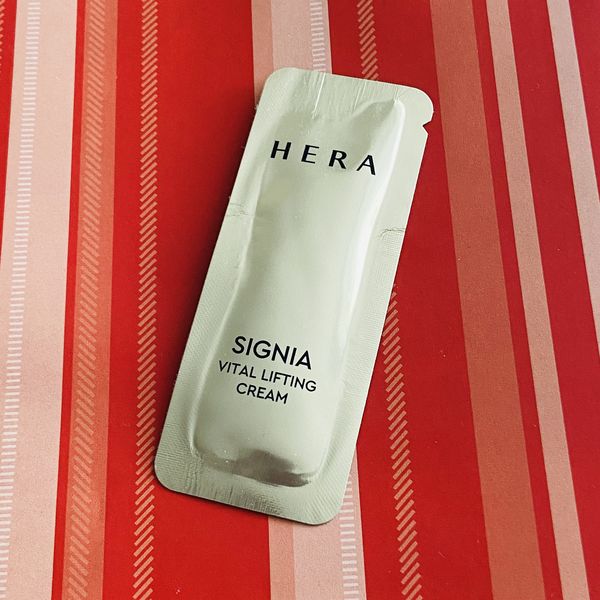 Пробник HERA Signia Vital Lifting Cream. Вторая красивая фотография